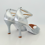 Elisa art. 117 Nicole Rimini vista laterale pelle laminata argento glitter fine argento, tacco rocchetto 9 centimetri plateau 1 cm, tomaia fascia a farfalla avvolgente pianta larga, cinturino incrociato 2CAI, scarpe liscio folk romagnolo artigianali italiane

