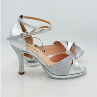 Dettaglio tomaia fascia a farfalla Elisa art. 117 Nicole Rimini, cinturino incrociato alla caviglia Mod. 2CAI doppia cucitura rinforzo, pelle laminata argento glitter, modello avvolgente adatto pianta larga, scarpe ballo liscio made in Italy
