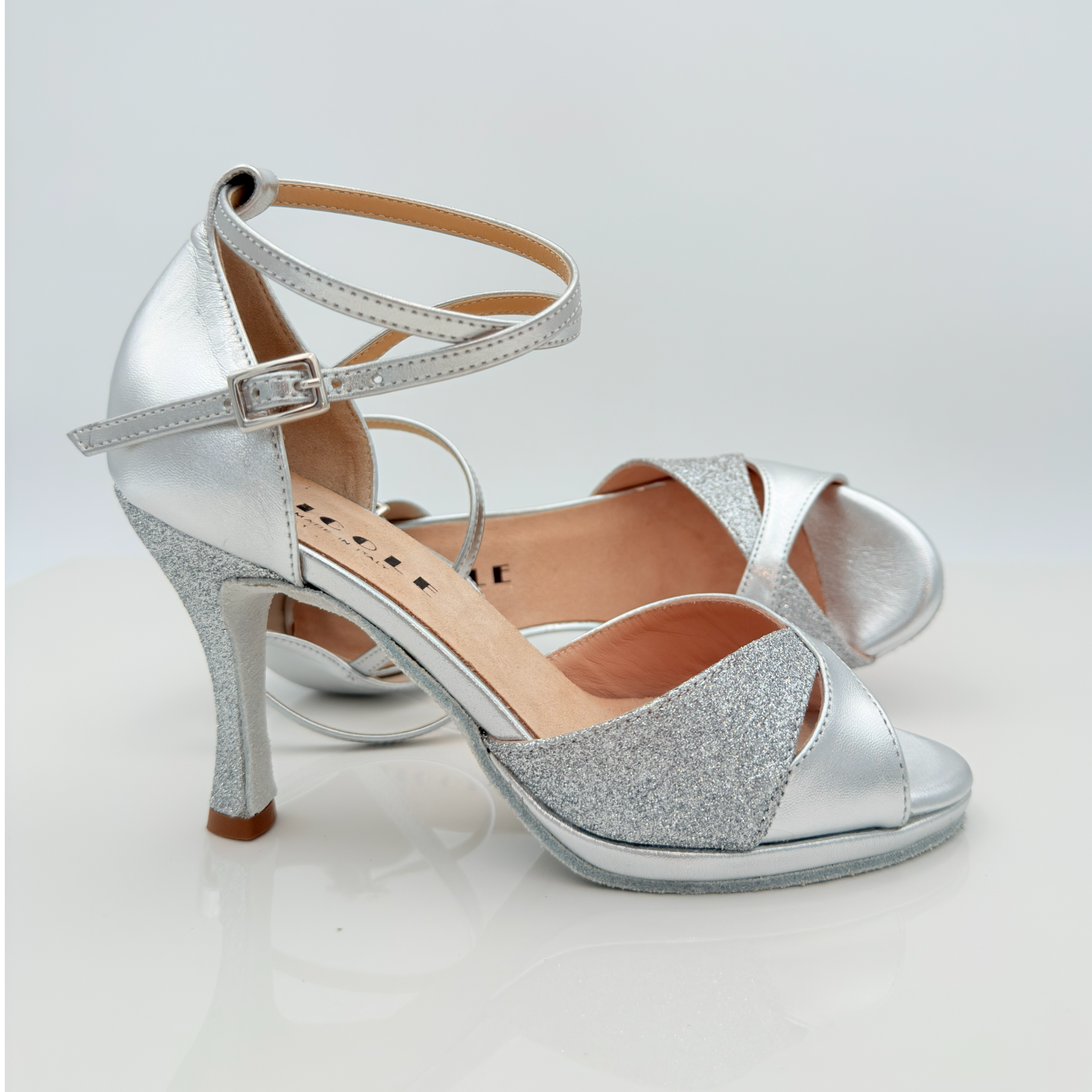 Dettaglio tomaia fascia a farfalla Elisa art. 117 Nicole Rimini, cinturino incrociato alla caviglia Mod. 2CAI doppia cucitura rinforzo, pelle laminata argento glitter, modello avvolgente adatto pianta larga, scarpe ballo liscio made in Italy
