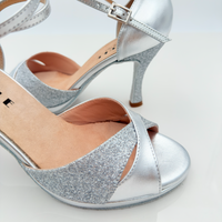 Elisa art. 117 Nicole Rimini vista posteriore tacco rocchetto 9HR 9 centimetri struttura portante centrale, plateau 1 cm, punta aperta semi-arrotondata Mod. F1P1, pelle laminata argento glitter, scarpe da ballo liscio folk romagnolo donna