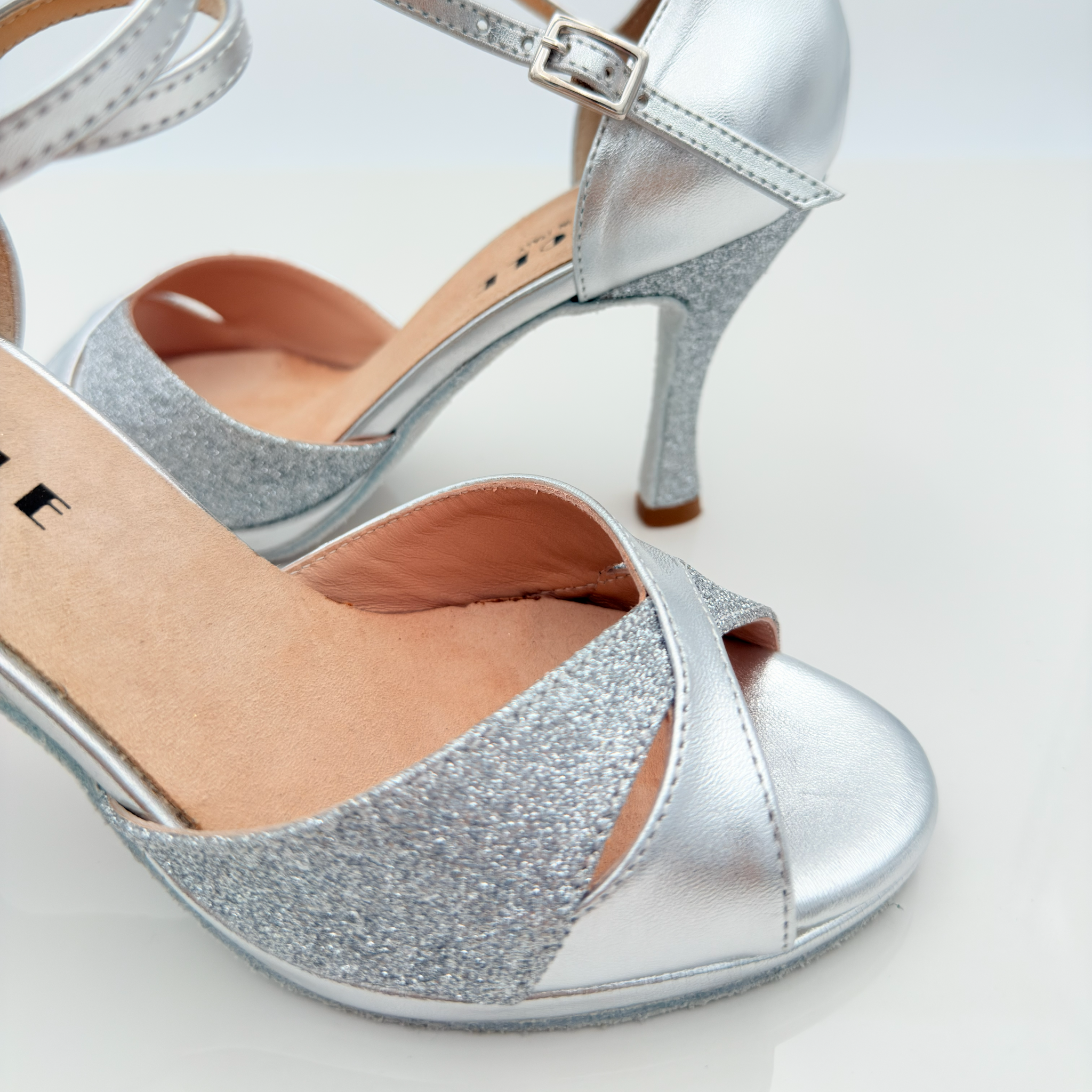 Elisa art. 117 Nicole Rimini vista posteriore tacco rocchetto 9HR 9 centimetri struttura portante centrale, plateau 1 cm, punta aperta semi-arrotondata Mod. F1P1, pelle laminata argento glitter, scarpe da ballo liscio folk romagnolo donna