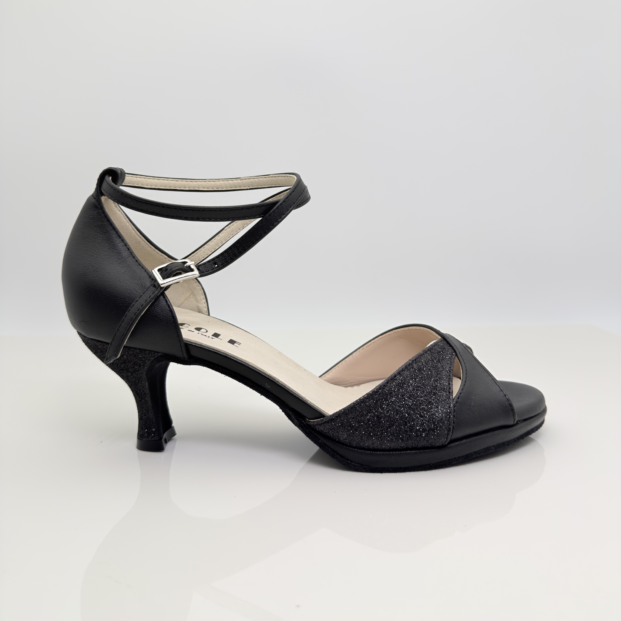 Elisa art. 117 pelle nera tessuto glitter fine nero cinturino incrociato alla caviglia 2CAI tomaia fascia farfalla tacco rocchetto 5HR plateau 1cm punta aperta semi-arrotondata F1P2 suola bufala artigianale made in Italy Nicole Rimini Armoniosa Atelier Creativo edizione limitata
