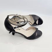 Dettaglio tomaia Elisa art. 117 fascia farfalla avvolgente pianta larga punta aperta F1P2 cinturino incrociato 2CAI pelle nera glitter fine nero tacco rocchetto 5HR plateau 1cm suola bufala Nicole Rimini made in Italy
