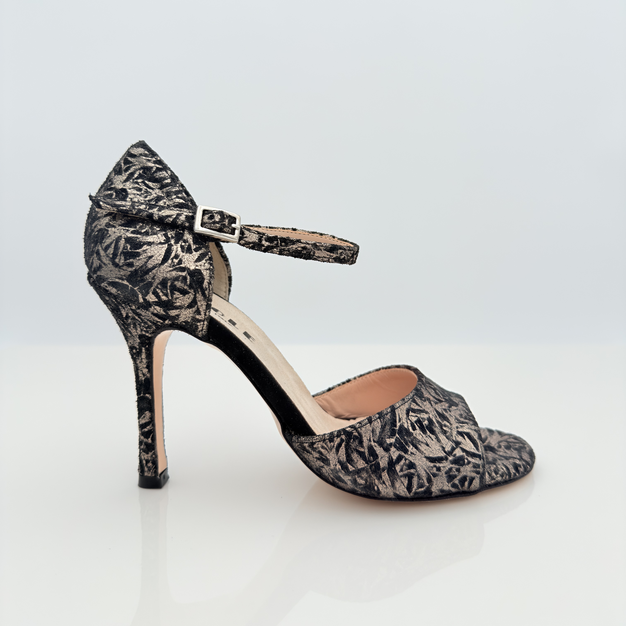 vDettaglio cinturino semplice caviglia 1CAB punta aperta semi-arrotondata F1P1 Emily art. 130 camoscio moscato bronzo scarpa elegante Nicole Rimini

