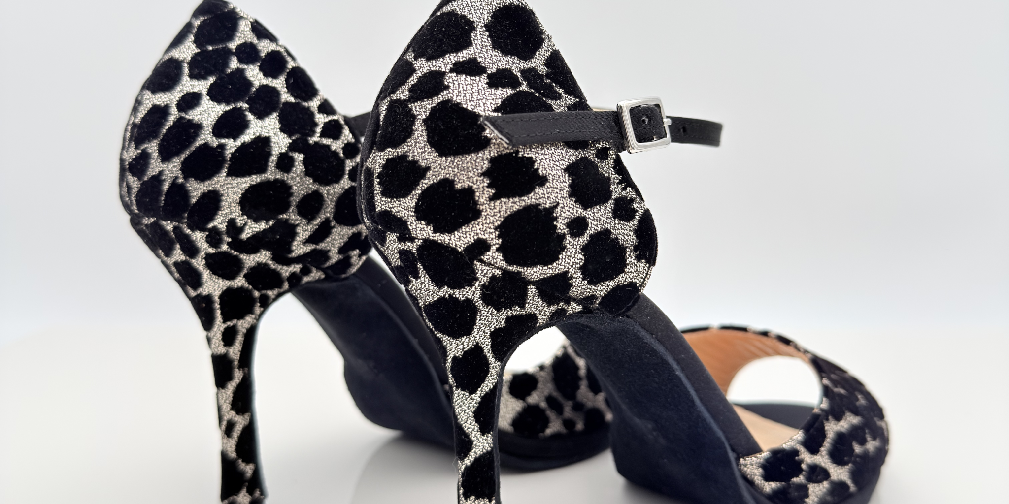 B Nicole Rimini scarpe da ballo kizomba vista laterale tessuto glitterato jaguar bronzo raso nero tacco spillo stiletto 10HS plateau 1cm cinturino semplice 1CAB suola bufala danze afro latine semba urban kiz made in Italy
