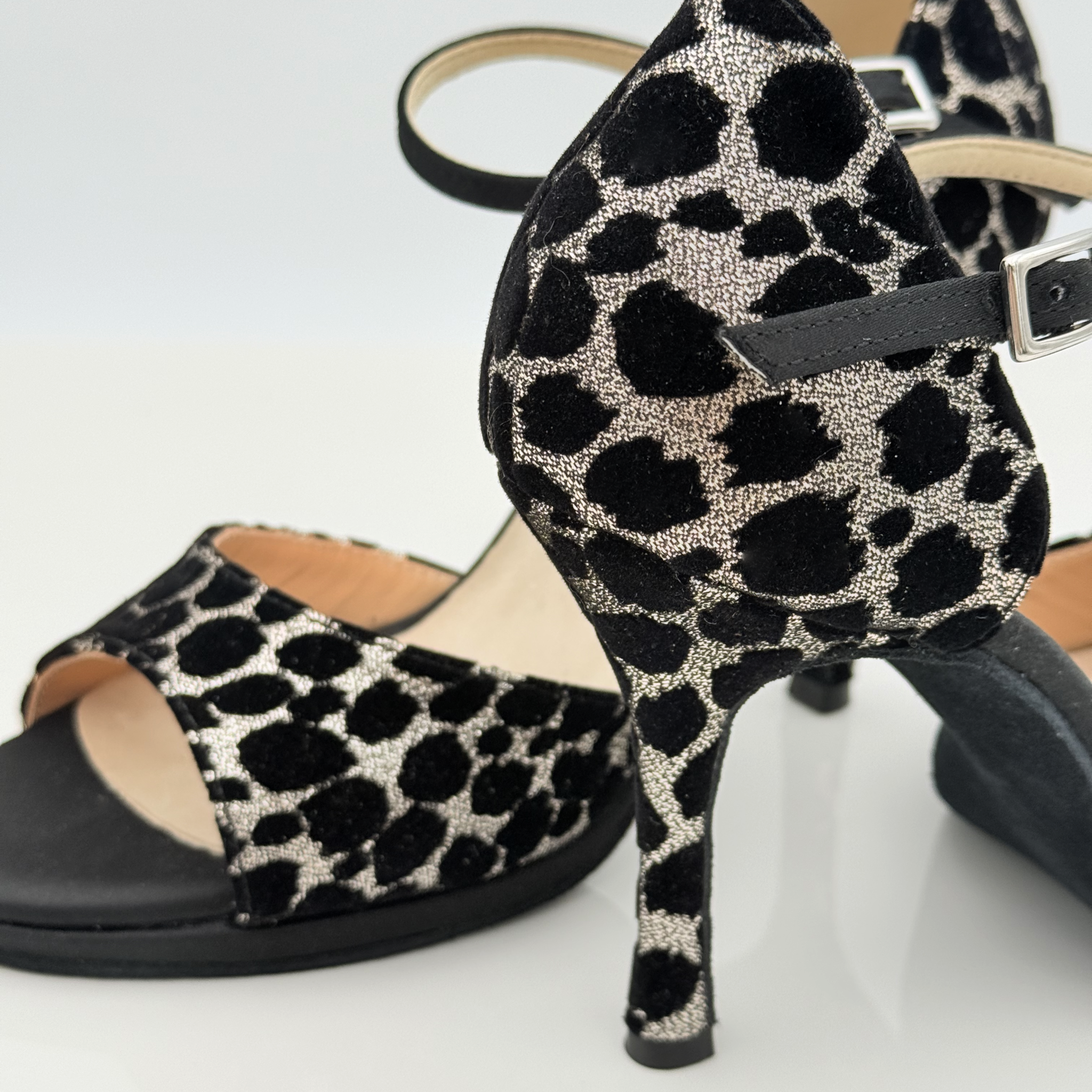 Emily art.130/B Nicole Rimini dettaglio cinturino semplice alla caviglia Mod. 1CAB regolabile fibbia tessuto glitterato jaguar bronzo raso nero plateau 1cm scarpe kizomba artigianale made in Italy qualità premium

