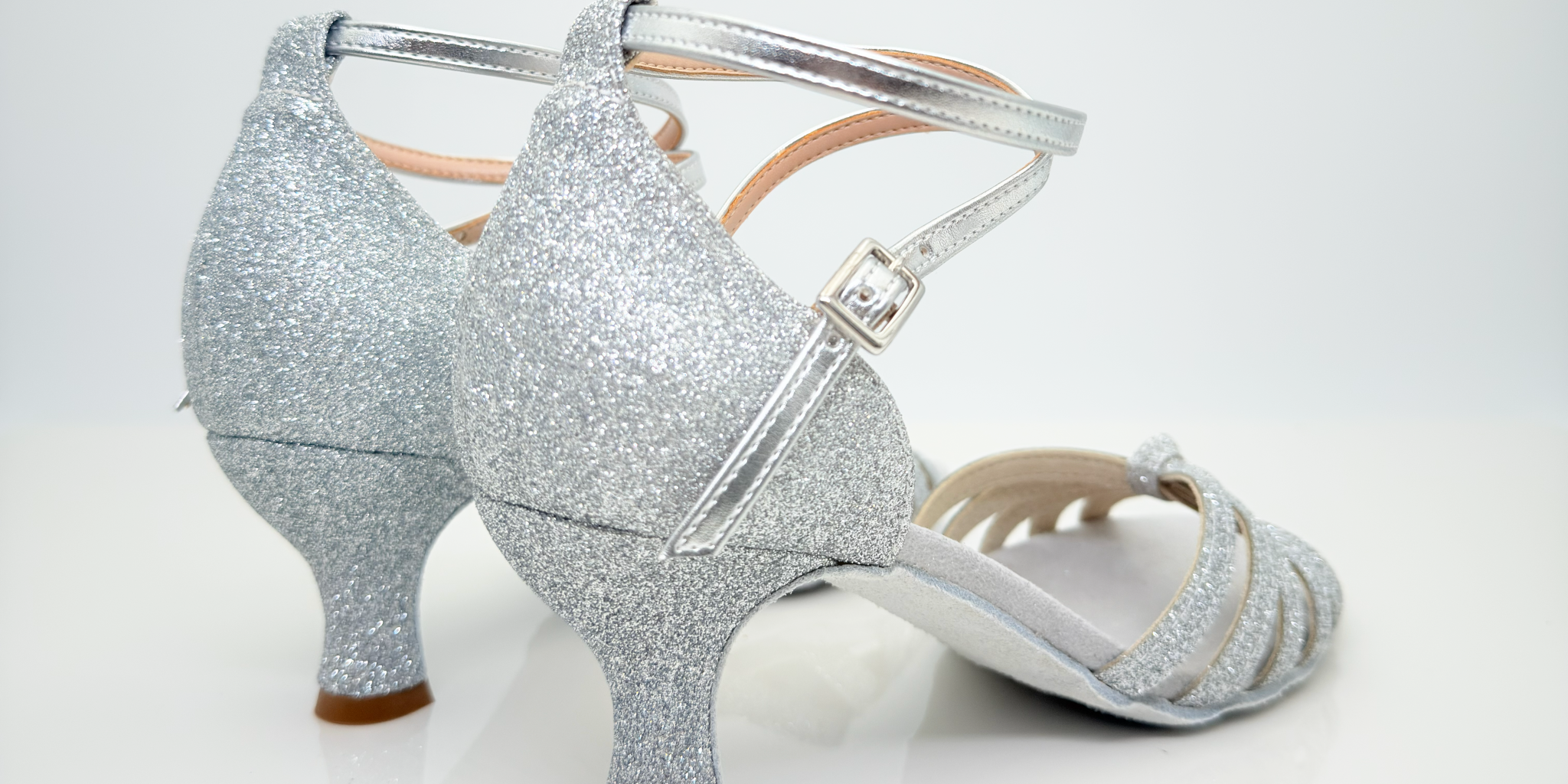 Estela art. 115G scarpa da ballo liscio romagnolo tessuto glitter argento metallizzato vista laterale destra tacco rocchetto 5HR cinturino 2CAI tomaia doppia fascia piede regolare F2P4 Nicole Rimini artigianale
