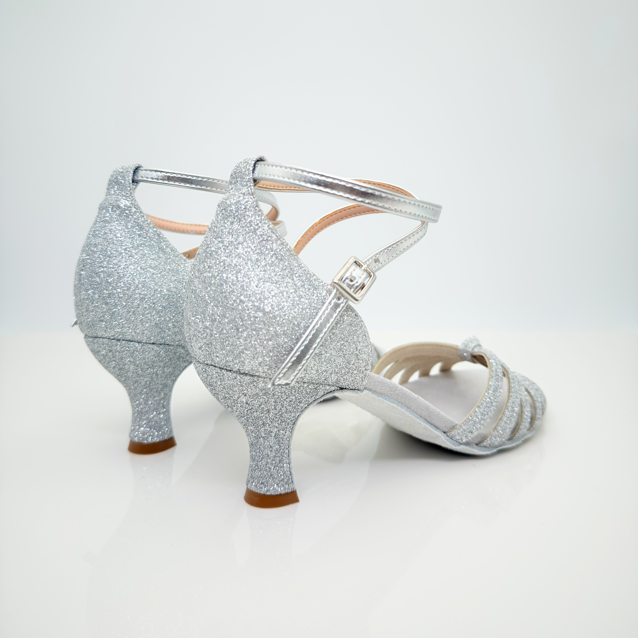 Estela art. 115G scarpa da ballo liscio romagnolo tessuto glitter argento metallizzato vista laterale destra tacco rocchetto 5HR cinturino 2CAI tomaia doppia fascia piede regolare F2P4 Nicole Rimini artigianale

