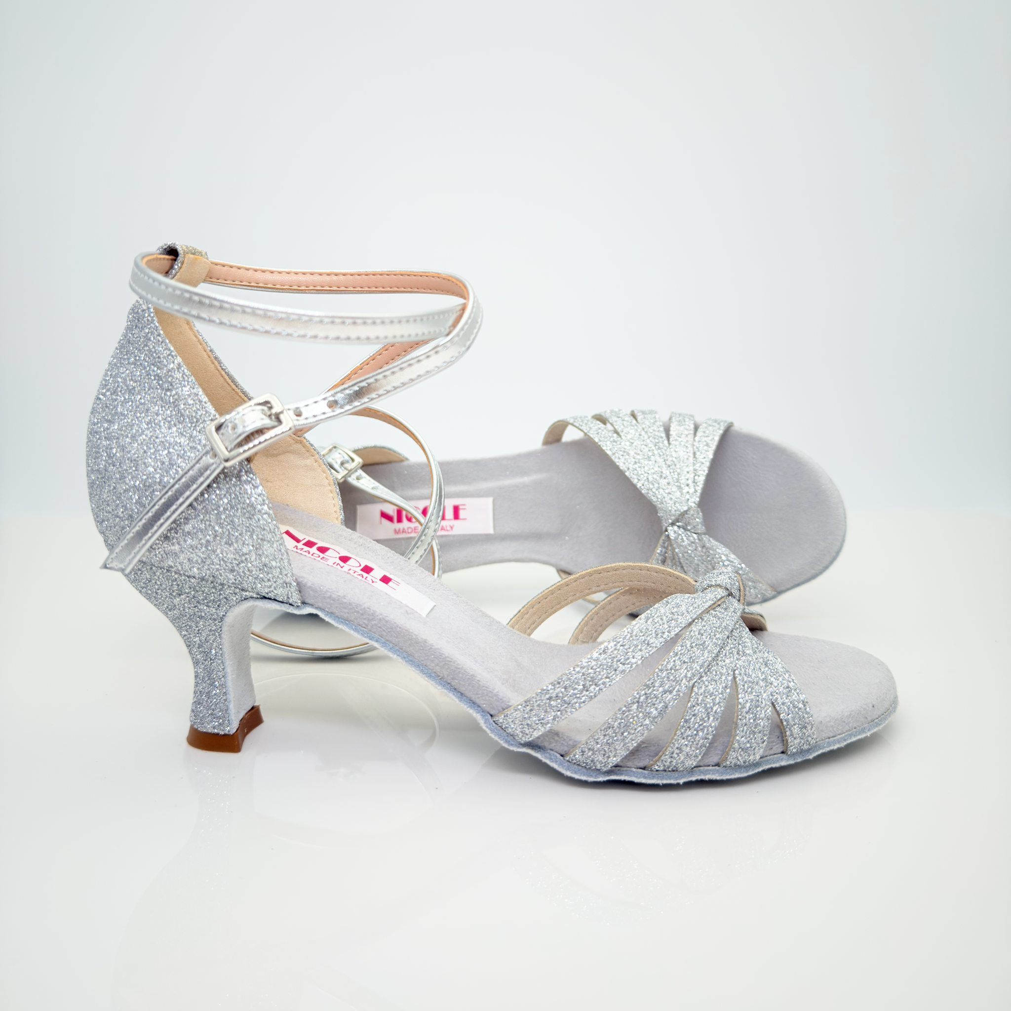 Estela art. 115G scarpa da ballo liscio folk donna vista frontale tessuto glitter argento brillante cinturino incrociato caviglia 2CAI punta aperta F2P4 mazurka polka Nicole Rimini
