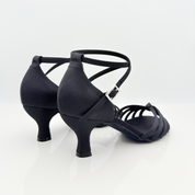 Estela art. 115 Nicole Rimini vista laterale, tessuto raso nero lucido, cinturino incrociato caviglia 2CAI, tacco rocchetto 5 cm, fascia a gabbia tomaia classica, scarpe da ballo caraibici artigianali italiane
