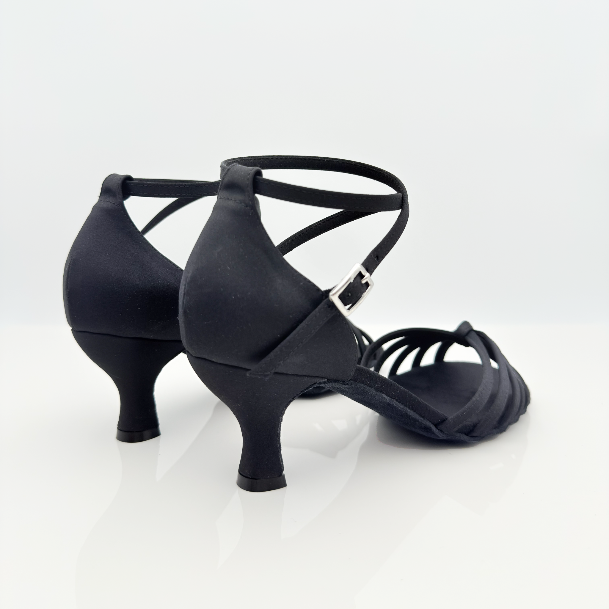 Estela art. 115 Nicole Rimini vista laterale, tessuto raso nero lucido, cinturino incrociato caviglia 2CAI, tacco rocchetto 5 cm, fascia a gabbia tomaia classica, scarpe da ballo caraibici artigianali italiane
