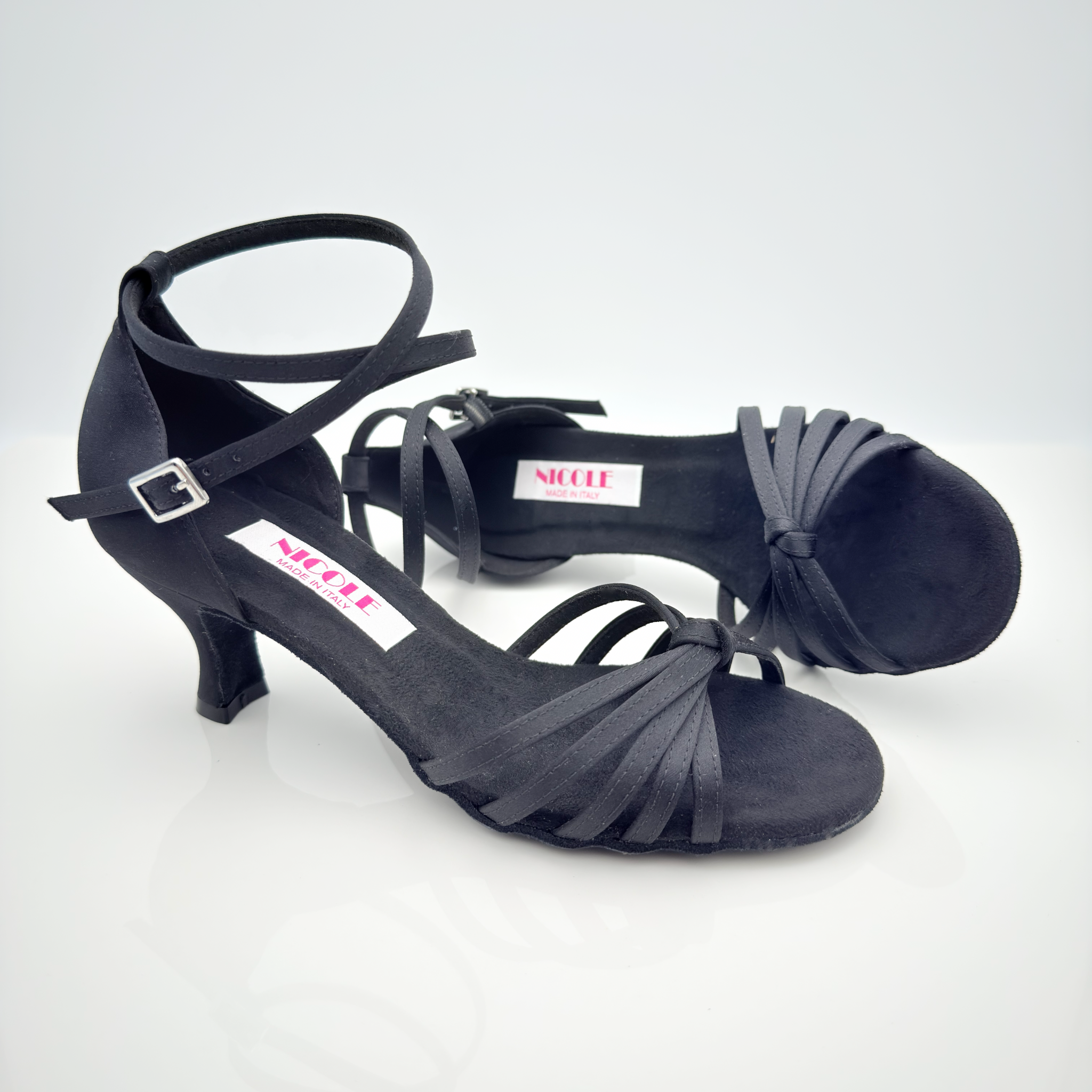 Dettaglio cinturino incrociato alla caviglia Mod. 2CAI Estela art. 115 Nicole Rimini, fascia a gabbia in tessuto raso nero con più listini, fibbia regolabile laterale, scarpe da ballo caraibici pratica allenamento
