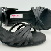 Estela art. 115 Nicole Rimini vista posteriore, tacco rocchetto 5HR, punta aperta arrotondata F2P4 doppia fascia, tessuto raso nero, scarpe da ballo caraibici salsa bachata kizomba made in Italy

