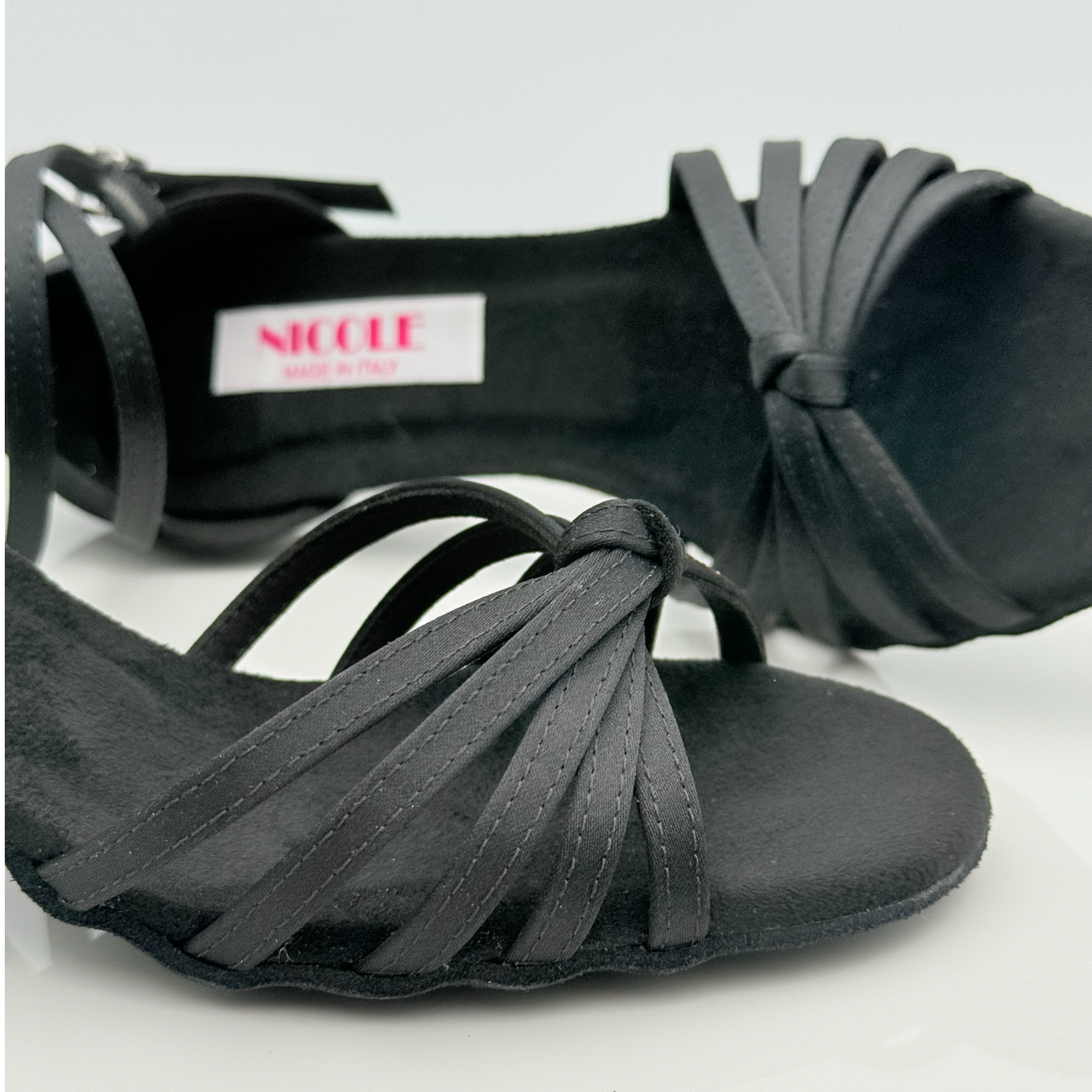 Estela art. 115 Nicole Rimini vista posteriore, tacco rocchetto 5HR, punta aperta arrotondata F2P4 doppia fascia, tessuto raso nero, scarpe da ballo caraibici salsa bachata kizomba made in Italy

