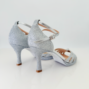 Estela art. 115P scarpa da ballo liscio romagnolo tessuto glitter argento metallizzato vista laterale destra tacco rocchetto 8HR plateau 1cm cinturino 2CAI tomaia avvolgente piede regolare F1P1 Nicole Rimini artigianale


