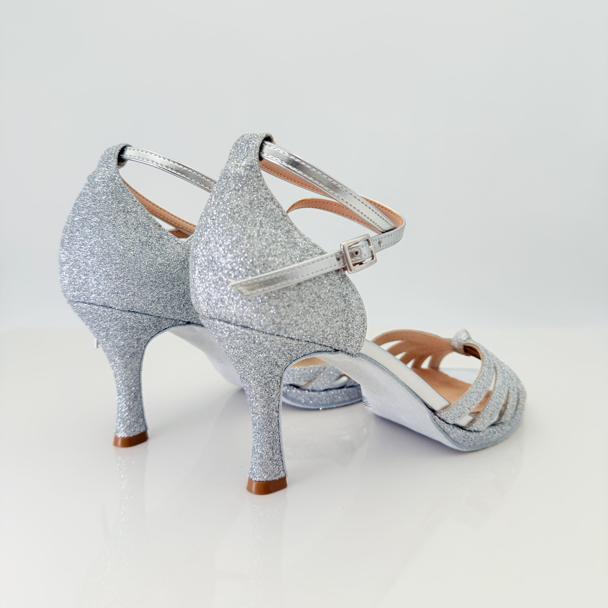 Estela art. 115P scarpa da ballo liscio romagnolo tessuto glitter argento metallizzato vista laterale destra tacco rocchetto 8HR plateau 1cm cinturino 2CAI tomaia avvolgente piede regolare F1P1 Nicole Rimini artigianale


