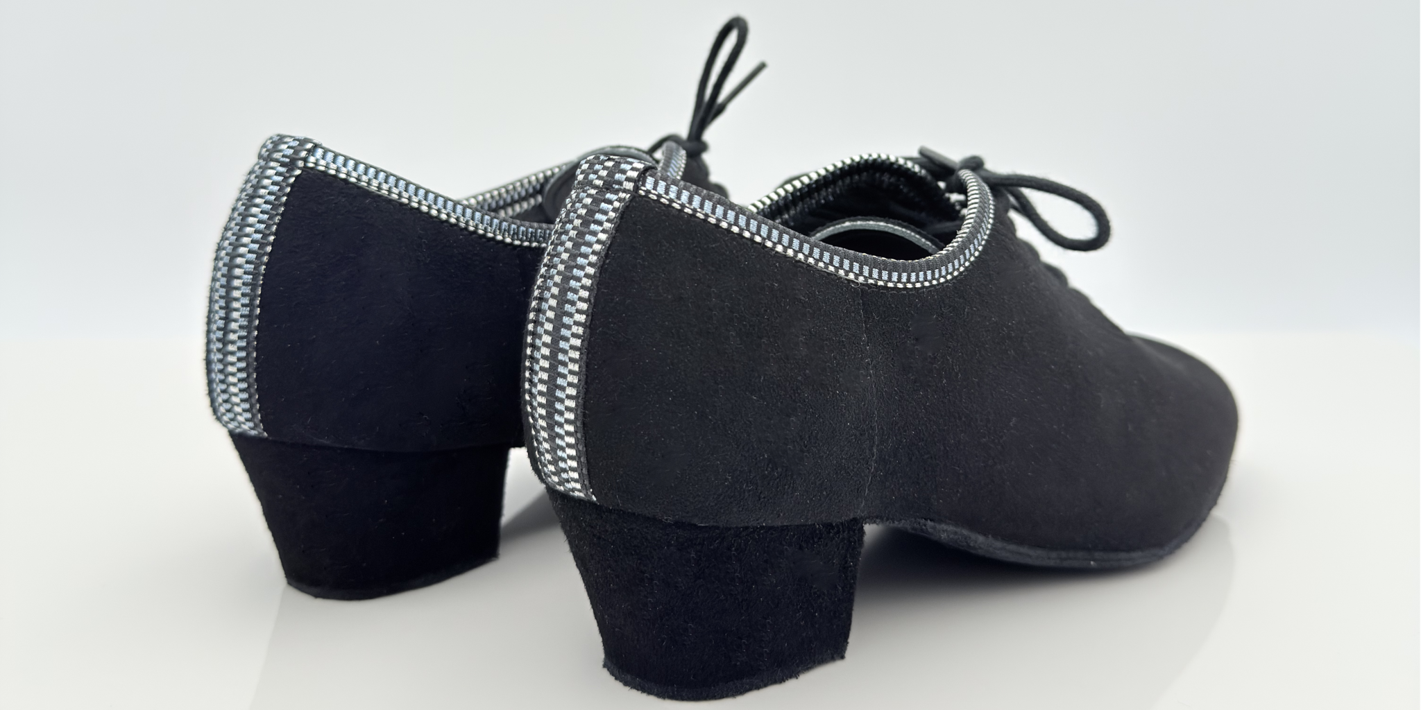 Eva art. 312 Nicole Rimini scarpa da ballo pratica laterale, tomaia in camoscio nero morbidissimo e tessuto apollo argento, allacciatura lacci cotone mod 2cal, tacco latino 4 cm mod 4hlt, ultra flessibile leggera pianta larga
