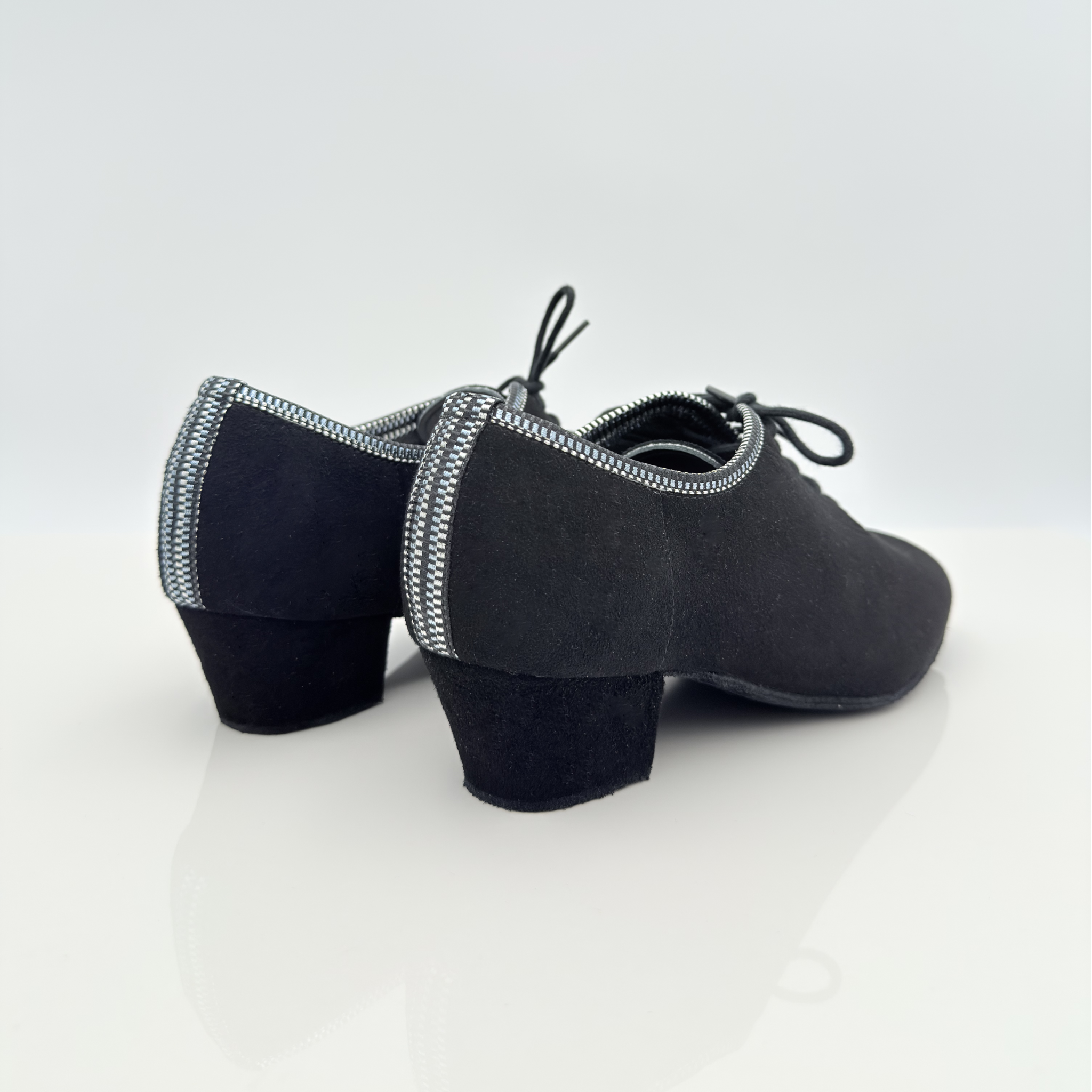 Eva art. 312 Nicole Rimini scarpa da ballo pratica laterale, tomaia in camoscio nero morbidissimo e tessuto apollo argento, allacciatura lacci cotone mod 2cal, tacco latino 4 cm mod 4hlt, ultra flessibile leggera pianta larga
