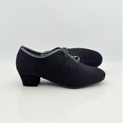 Dettaglio allacciatura lacci in cotone non cerati mod 2cal Eva art. 312, tomaia camoscio nero tessuto apollo morbidissima, scarpa da ballo pratica caraibico tango swing allenamento Nicole Rimini made in italy
