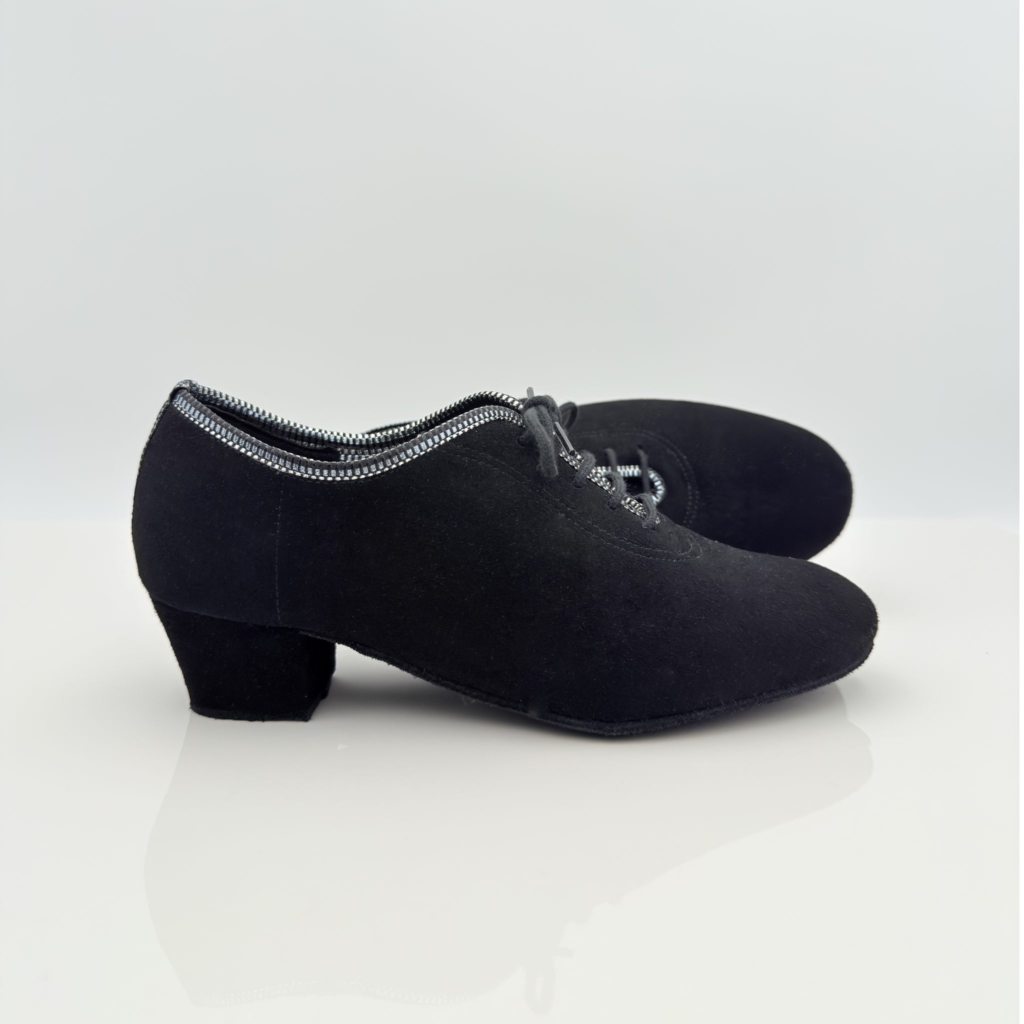 Dettaglio allacciatura lacci in cotone non cerati mod 2cal Eva art. 312, tomaia camoscio nero tessuto apollo morbidissima, scarpa da ballo pratica caraibico tango swing allenamento Nicole Rimini made in italy
