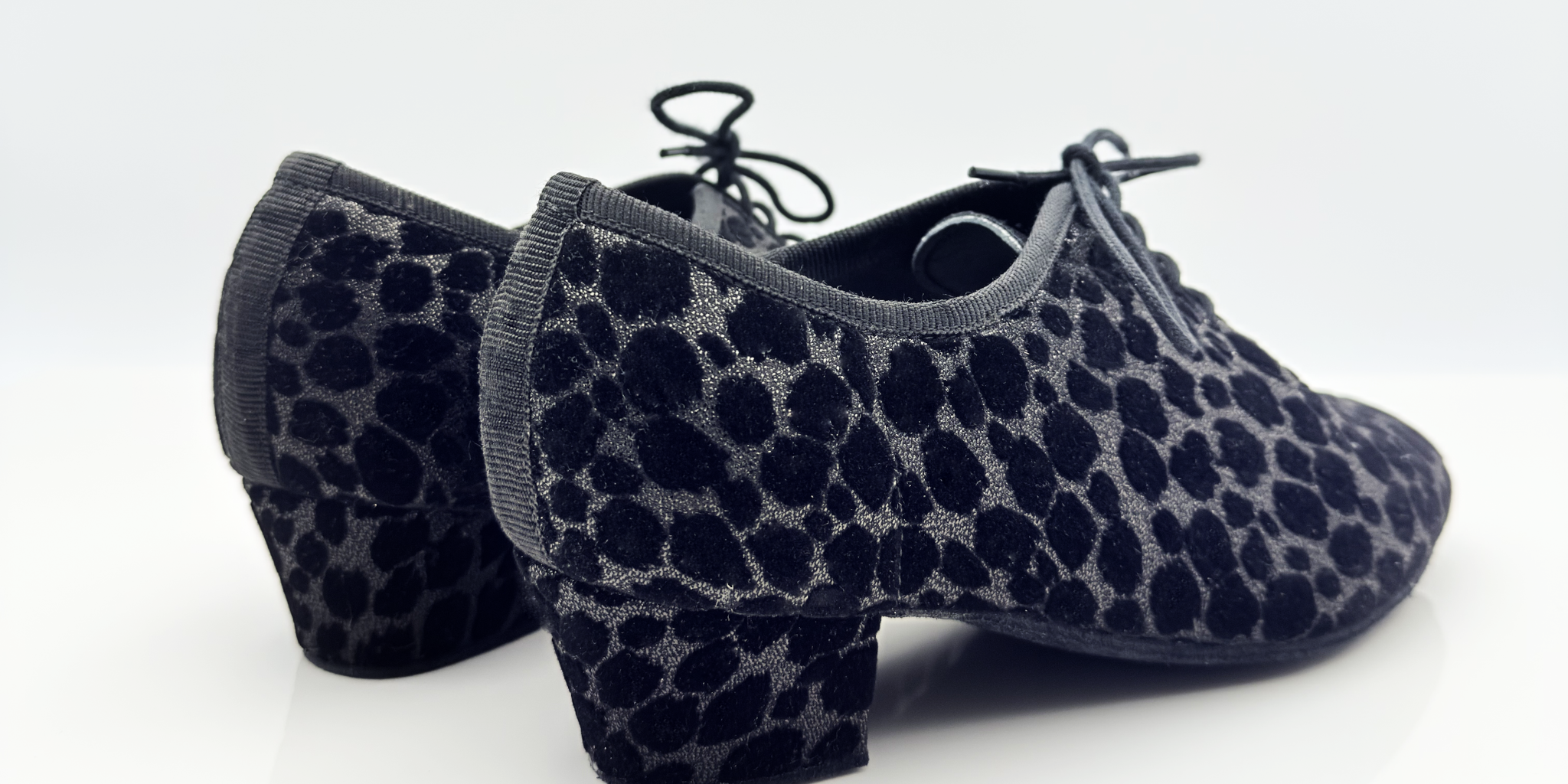 Eva art. 312 Nicole Rimini vista laterale tessuto Jaguar nero tomaia morbidissima allacciatura lacci cotone mod 2cal tacco latino 4 cm mod 4hlt ultra flessibile pianta larga allenamento pratica caraibico tango

