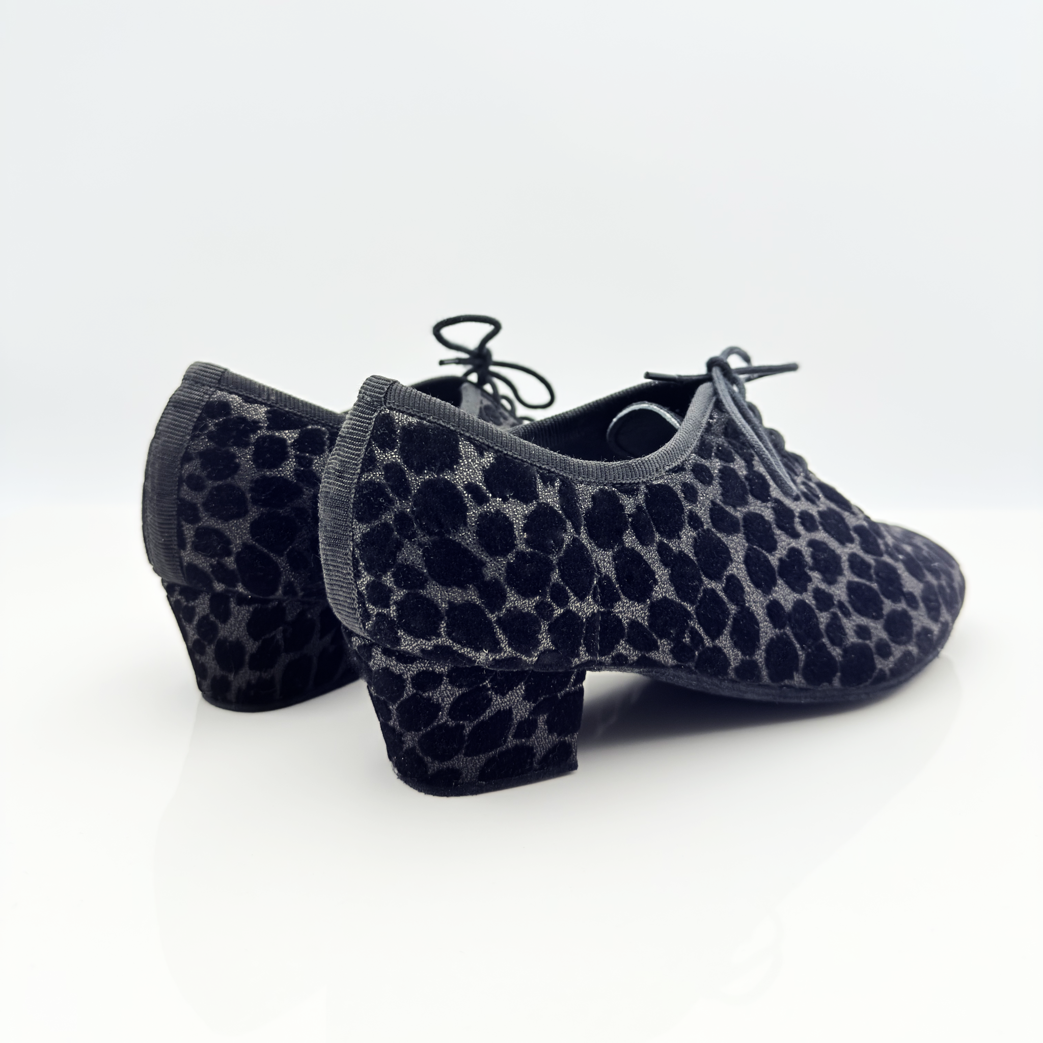 Eva art. 312 Nicole Rimini vista laterale tessuto Jaguar nero tomaia morbidissima allacciatura lacci cotone mod 2cal tacco latino 4 cm mod 4hlt ultra flessibile pianta larga allenamento pratica caraibico tango
