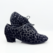 Dettaglio allacciatura lacci cotone non cerati mod 2cal Eva art. 312 tessuto Jaguar nero tomaia morbida traspirante scarpa da ballo pratica caraibico tango swing Nicole Rimini made in italy
