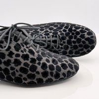 Eva art. 312 Nicole Rimini vista posteriore tessuto Jaguar nero tacco latino 4 cm mod 4hlt punta chiusa scrollo a v mod f5p1 scarpa da ballo allenamento pratica caraibico tango suola bufala made in italy
