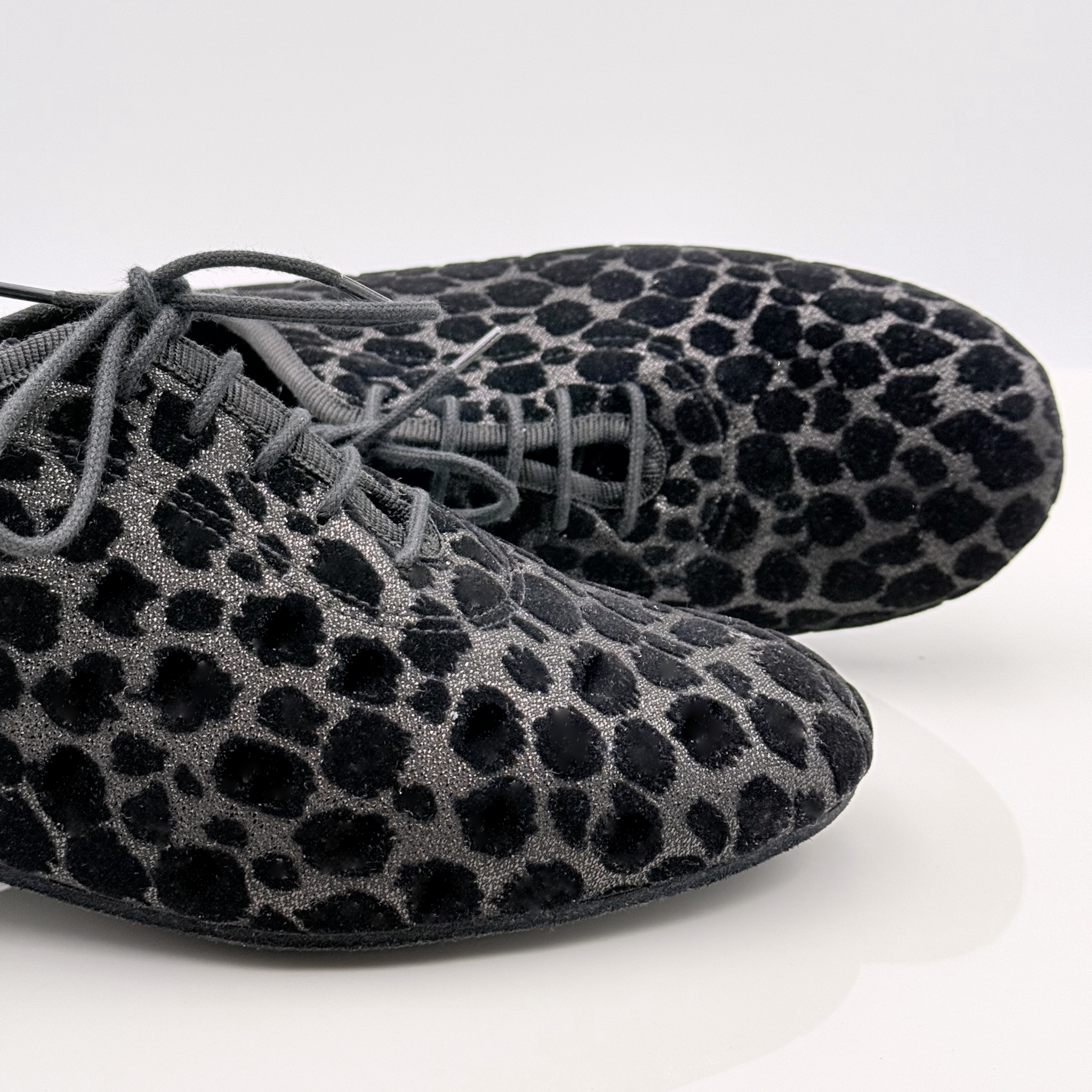 Eva art. 312 Nicole Rimini vista posteriore tessuto Jaguar nero tacco latino 4 cm mod 4hlt punta chiusa scrollo a v mod f5p1 scarpa da ballo allenamento pratica caraibico tango suola bufala made in italy
