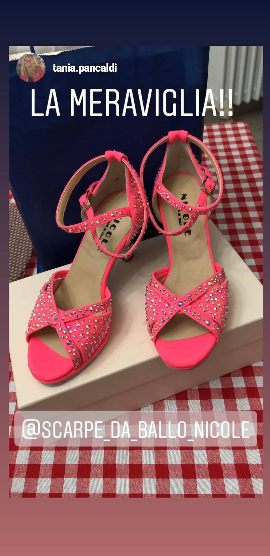 Scarpe da ballo donna art. 185 in lycra pesca con strass, modello personalizzato per balli caraibici, create artigianalmente a Bellaria Igea Marina con materiali di qualità e lavorazione Made in Italy.