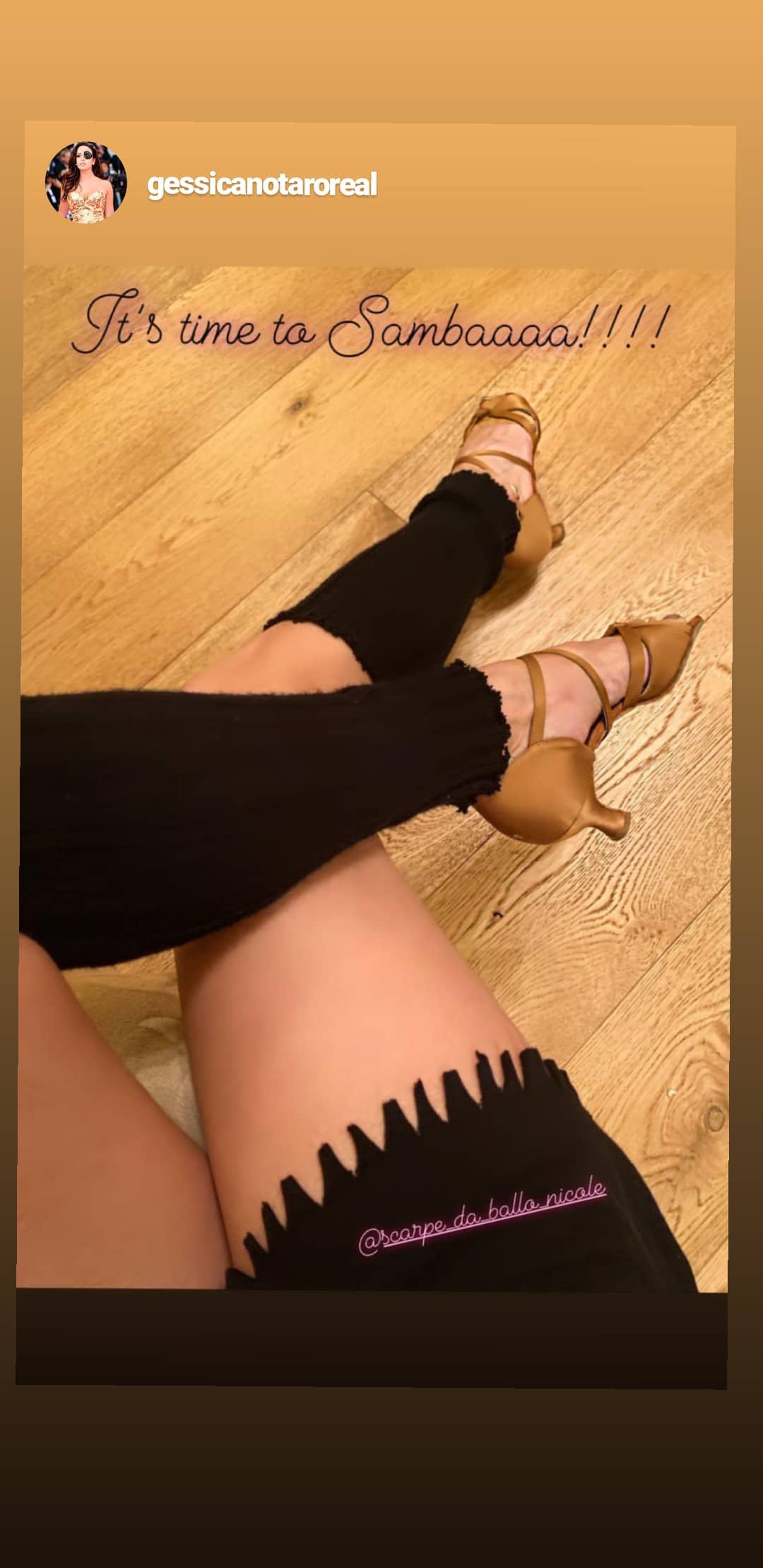 Modello 119 in raso carne scuro con tacco 7 cm, una scarpa da ballo leggera e versatile pensata per accompagnare ballerine di ogni livello durante allenamenti, gare e spettacoli.
