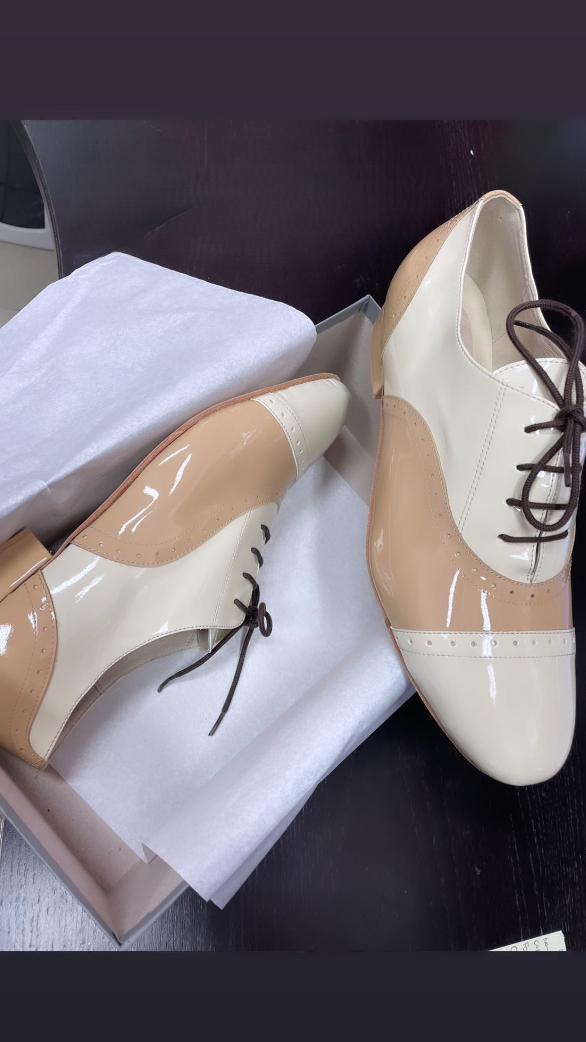 Modello maschile per balli swing con finiture in vernice nocciola e beige, caratterizzato da un autentico look vintage e da una produzione artigianale italiana.