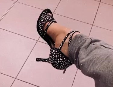 Modello 185 in raso nero con strass Aurora Boreale in tre diverse misure, una delle scarpe più iconiche della collezione caraibico Nicole, ancora oggi tra le preferite dalle nostre clienti.