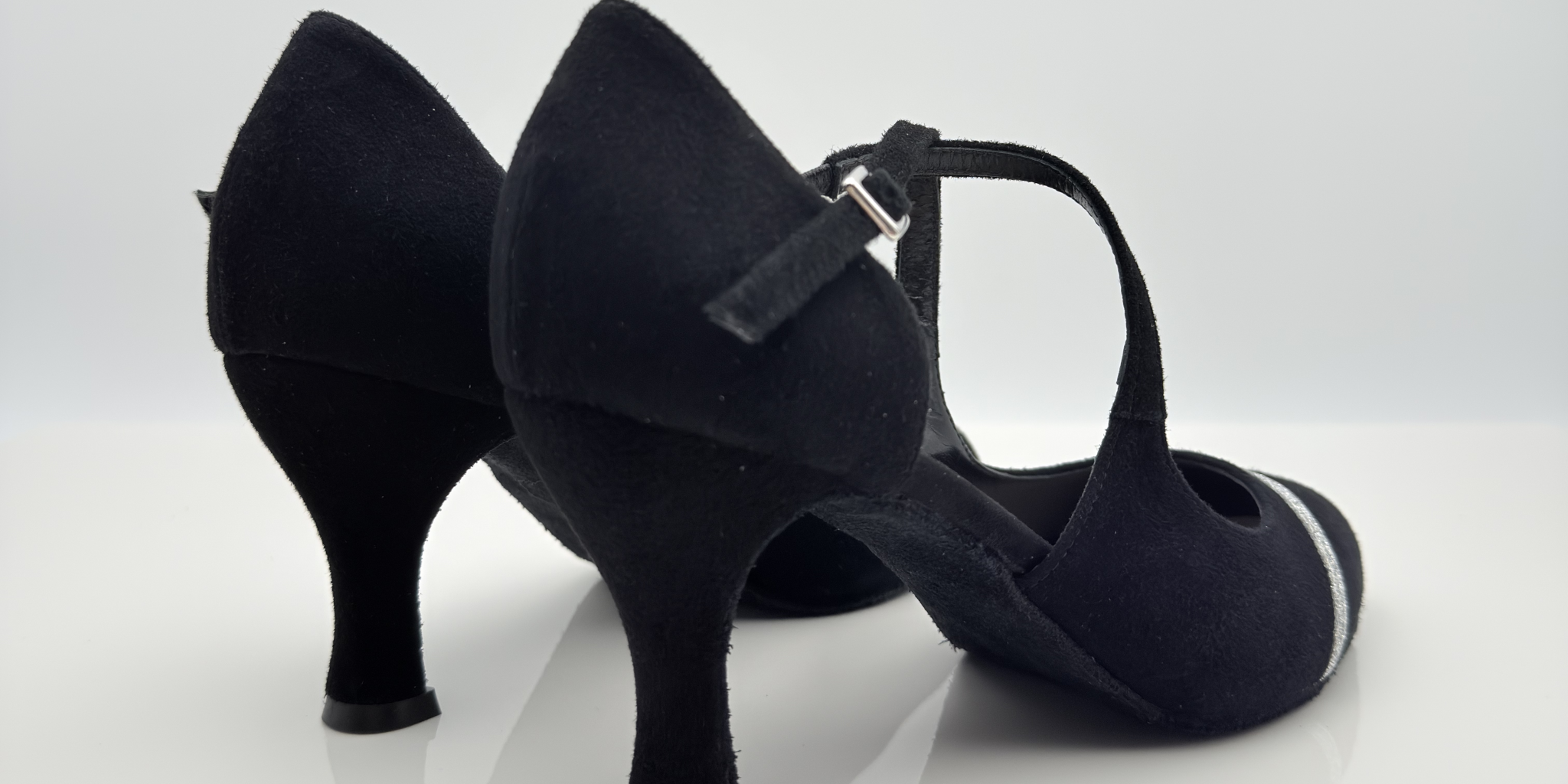 Scarpe da ballo liscio Nicole Rimini Francy art. 226 laterale, tomaia in vera pelle scamosciata camoscio nero con inserto glitter argento, cinturino 1CAI avvolgente sul collo del piede, tacco rocchetto 7 cm, suola bufala pavimenti interni
