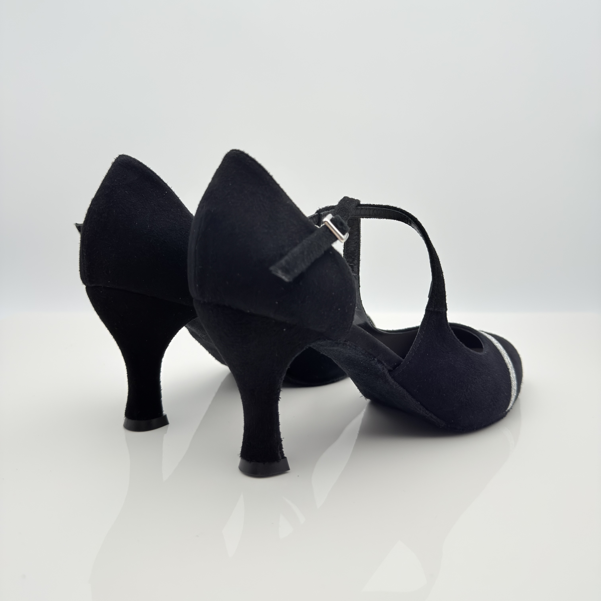 Scarpe da ballo liscio Nicole Rimini Francy art. 226 laterale, tomaia in vera pelle scamosciata camoscio nero con inserto glitter argento, cinturino 1CAI avvolgente sul collo del piede, tacco rocchetto 7 cm, suola bufala pavimenti interni
