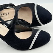Francy art. 226 Nicole Rimini vista posteriore, tacco rocchetto 7HR sette centimetri in camoscio nero, punta chiusa scollo arrotondato, suola bufala morbida per pavimenti interni, scarpe da ballo liscio e folk romagnolo made in Italy

