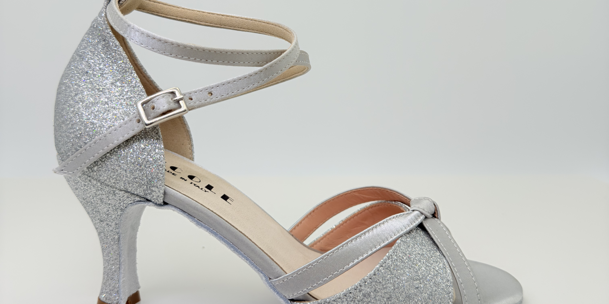 Frencis art. 119 Nicole Rimini scarpe da ballo liscio folk romagnolo tessuto glitter fine argento e raso argento, tacco rocchetto 7HR, cinturino incrociato caviglia Mod. 2CAI, punta aperta arrotondata doppia fascia F2P4, senza plateau, made in Italy
