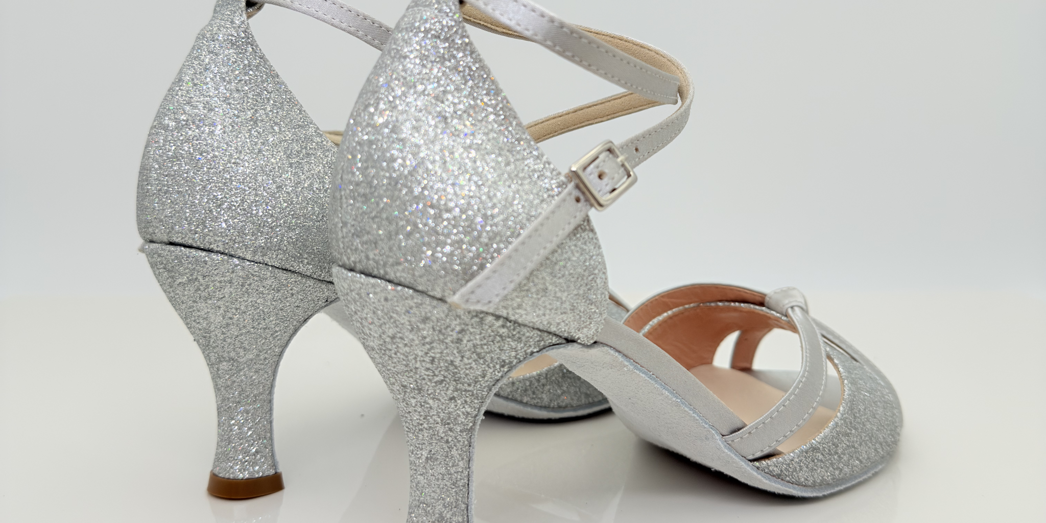 Frencis art. 119 Nicole Rimini vista laterale tessuto glitter fine argento e raso argento brillante, tacco rocchetto 7 centimetri, tomaia fascia a gabbia doppia avvolgente piede regolare, cinturino incrociato 2CAI, scarpe liscio folk romagnolo artigianali italiane
