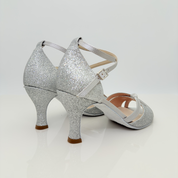 Frencis art. 119 Nicole Rimini vista laterale tessuto glitter fine argento e raso argento brillante, tacco rocchetto 7 centimetri, tomaia fascia a gabbia doppia avvolgente piede regolare, cinturino incrociato 2CAI, scarpe liscio folk romagnolo artigianali italiane
