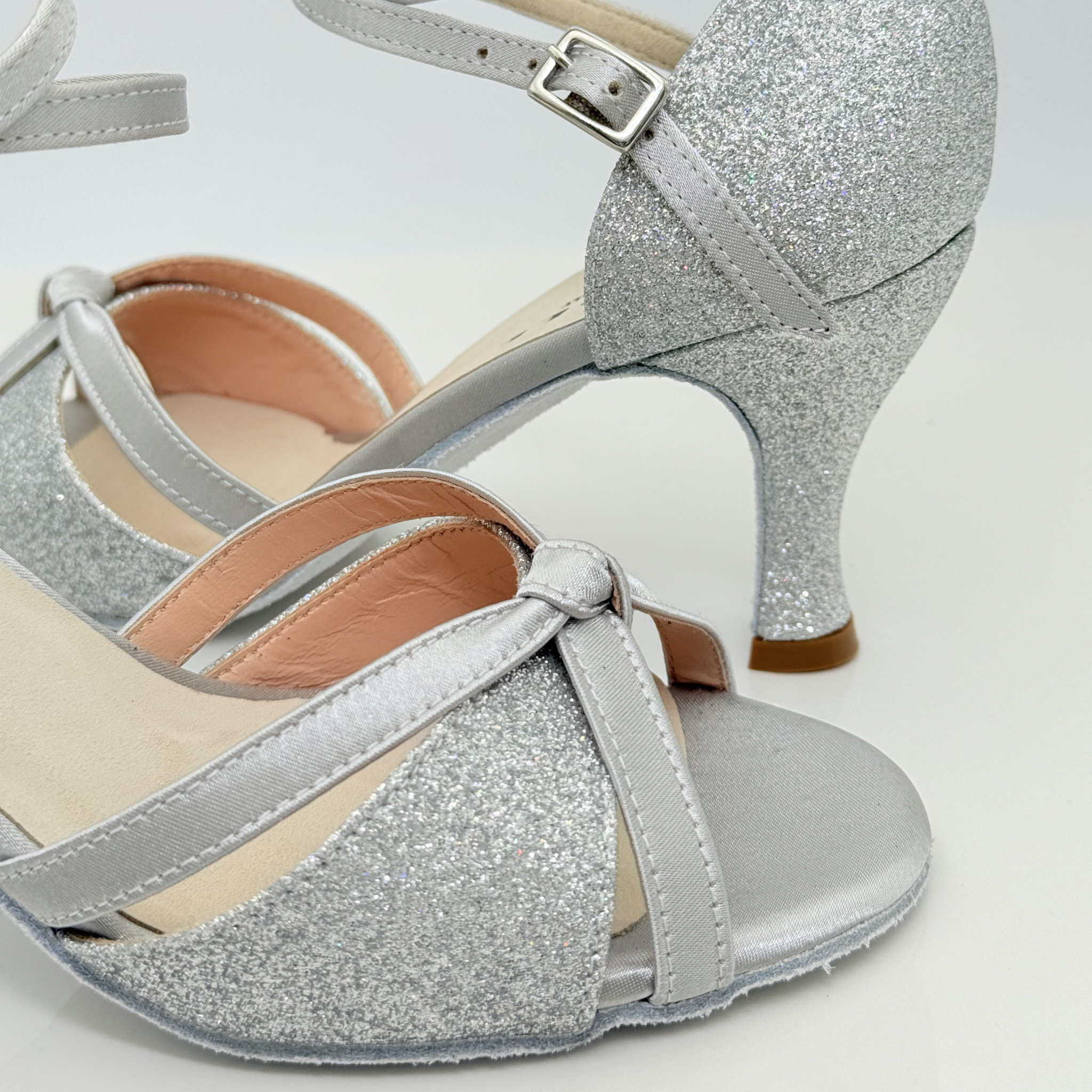 Frencis art. 119 Nicole Rimini vista posteriore tacco rocchetto 7HR 7 centimetri struttura portante centrale, punta aperta arrotondata Mod. F2P4 doppia fascia, tessuto glitter fine argento e raso argento, scarpe da ballo liscio folk romagnolo donna senza plateau
