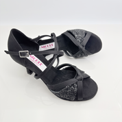 Dettaglio tomaia Frencis art. 119/T4 fascia farfalla punta aperta arrotondata F2P2 cinturino incrociato collo piede 1CAI tessuto raso nero glitter grosso Nicole Rimini made in Italy
