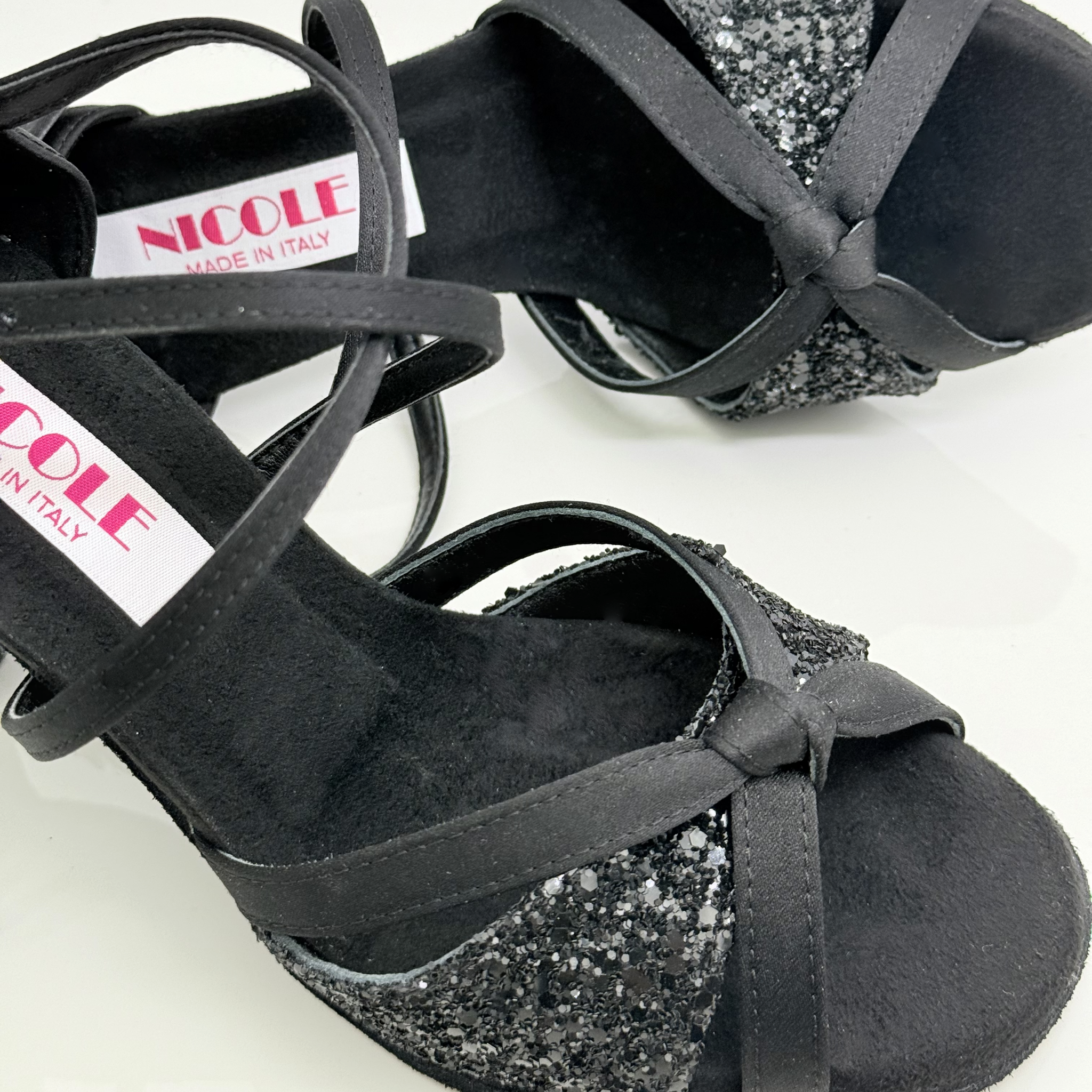 Frencis art. 119/T4 Nicole Rimini vista laterale tessuto raso nero glitter grosso tacco rocchetto 8HR suola bufala punta aperta Armoniosa Atelier Creativo edizione limitata personalizzata
