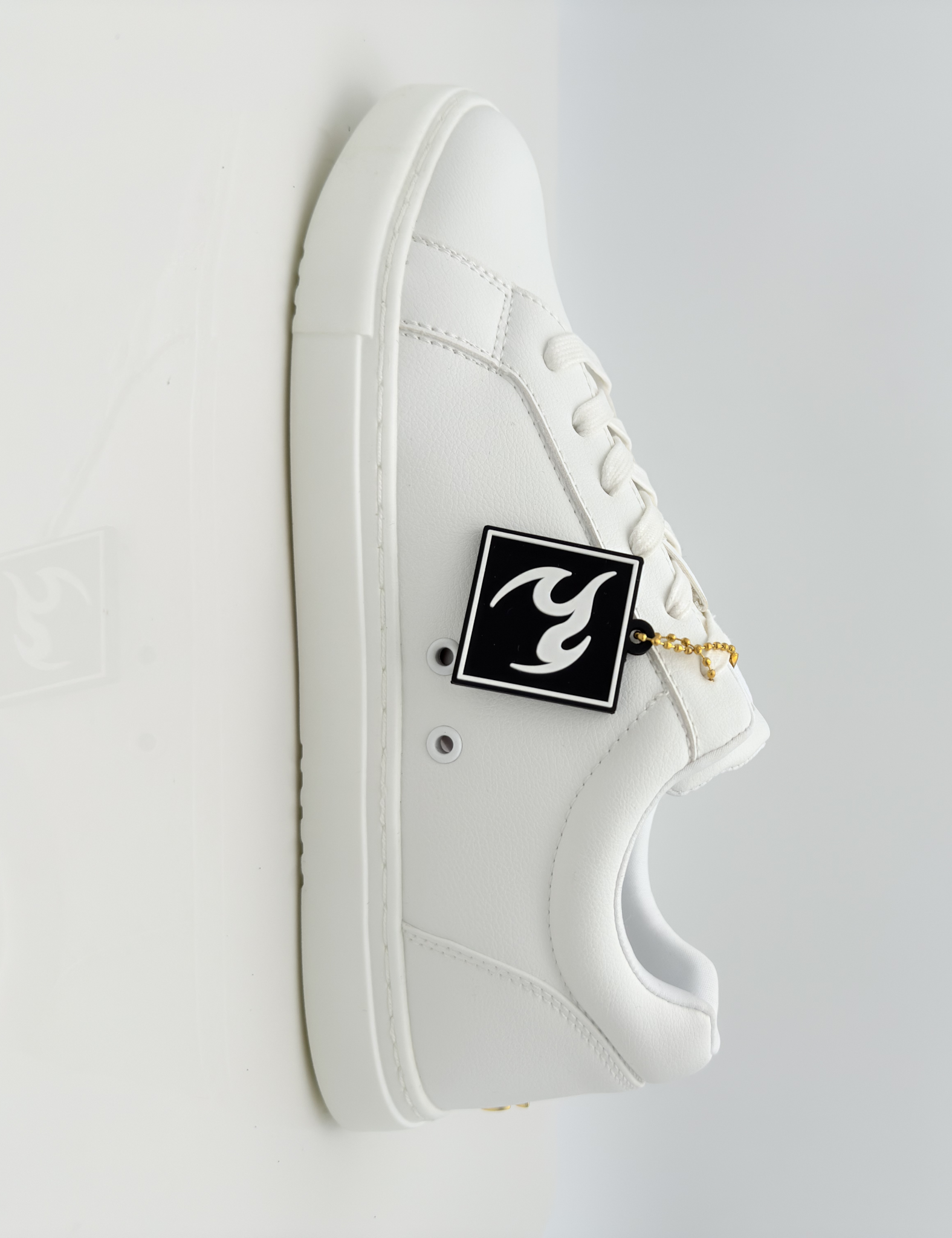 Fuego Low Top Bianca — dance sneaker unisex in materiale vegano bianco, allaccio lacci cotone Mod. 2CAL, punta chiusa scrollo quadrato F5P2, suola gomma FlowTec, ideale per salsa bachata kizomba e danze caraibiche. Tradizione calzaturiera e maestria artigianale di Learco nel laboratorio di Bellaria Igea Marina.