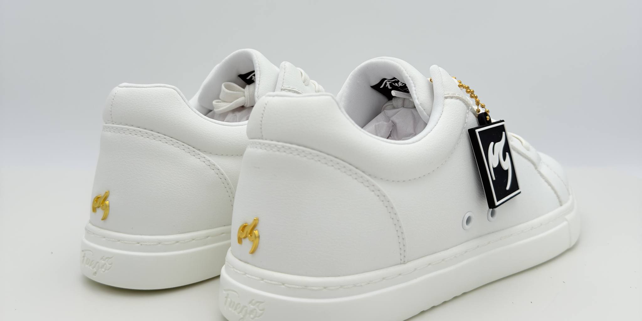 Vista laterale Fuego Low Top Nicole Rimini — sneaker da ballo unisex materiale vegano bianco resistente all'acqua, fiamma canna di fucile, design minimalista low top, suola gomma FlowTec brevettata, scarpe caraibici uomo donna
