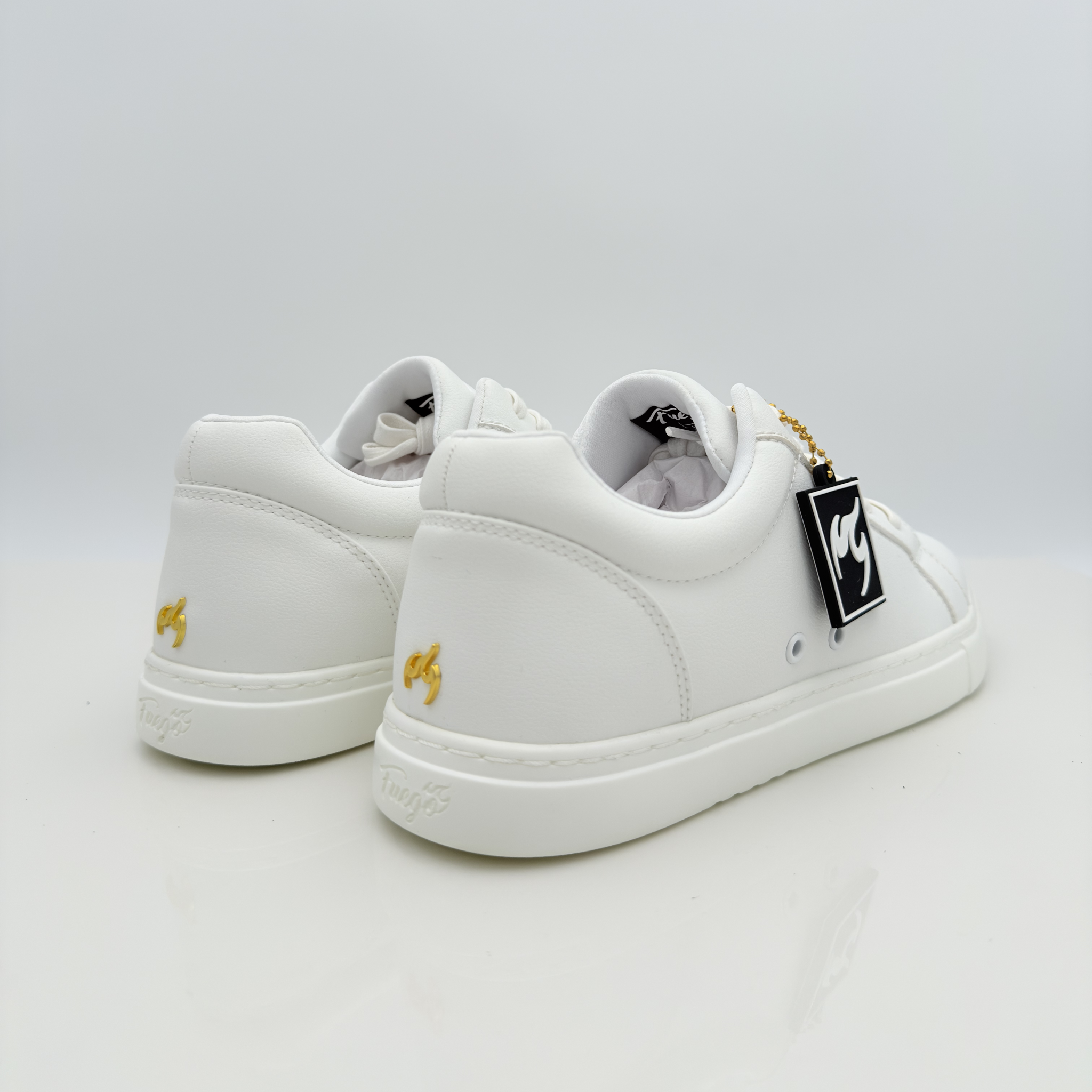 Vista laterale Fuego Low Top Nicole Rimini — sneaker da ballo unisex materiale vegano bianco resistente all'acqua, fiamma canna di fucile, design minimalista low top, suola gomma FlowTec brevettata, scarpe caraibici uomo donna

