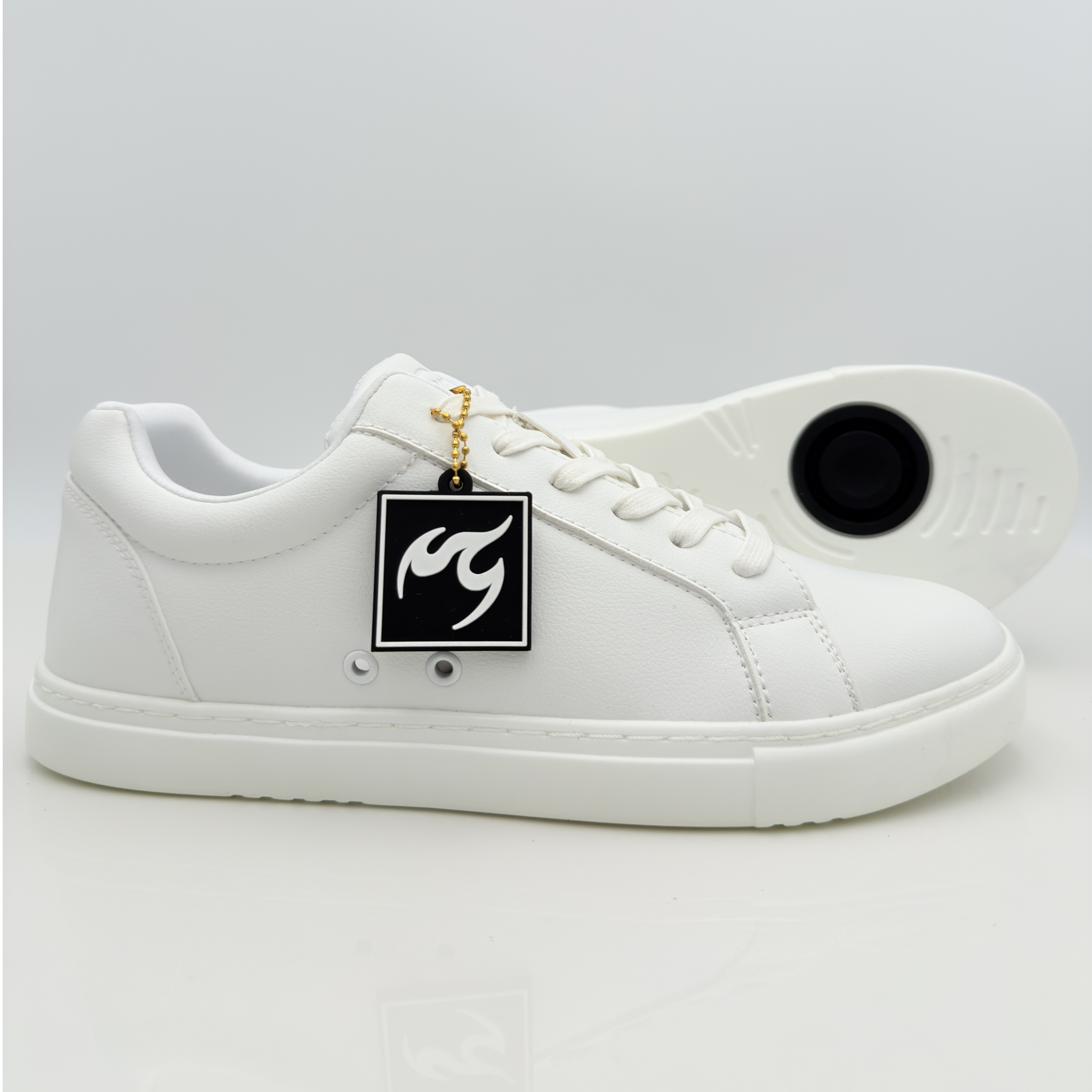 Dettaglio allaccio Fuego Low Top Nicole Rimini — lacci in cotone non cerati Mod. 2CAL rinforzati internamente, calzata progressiva e stabile, tomaia materiale vegano bianco traspirante con fori d'aria, punta chiusa F5P2
