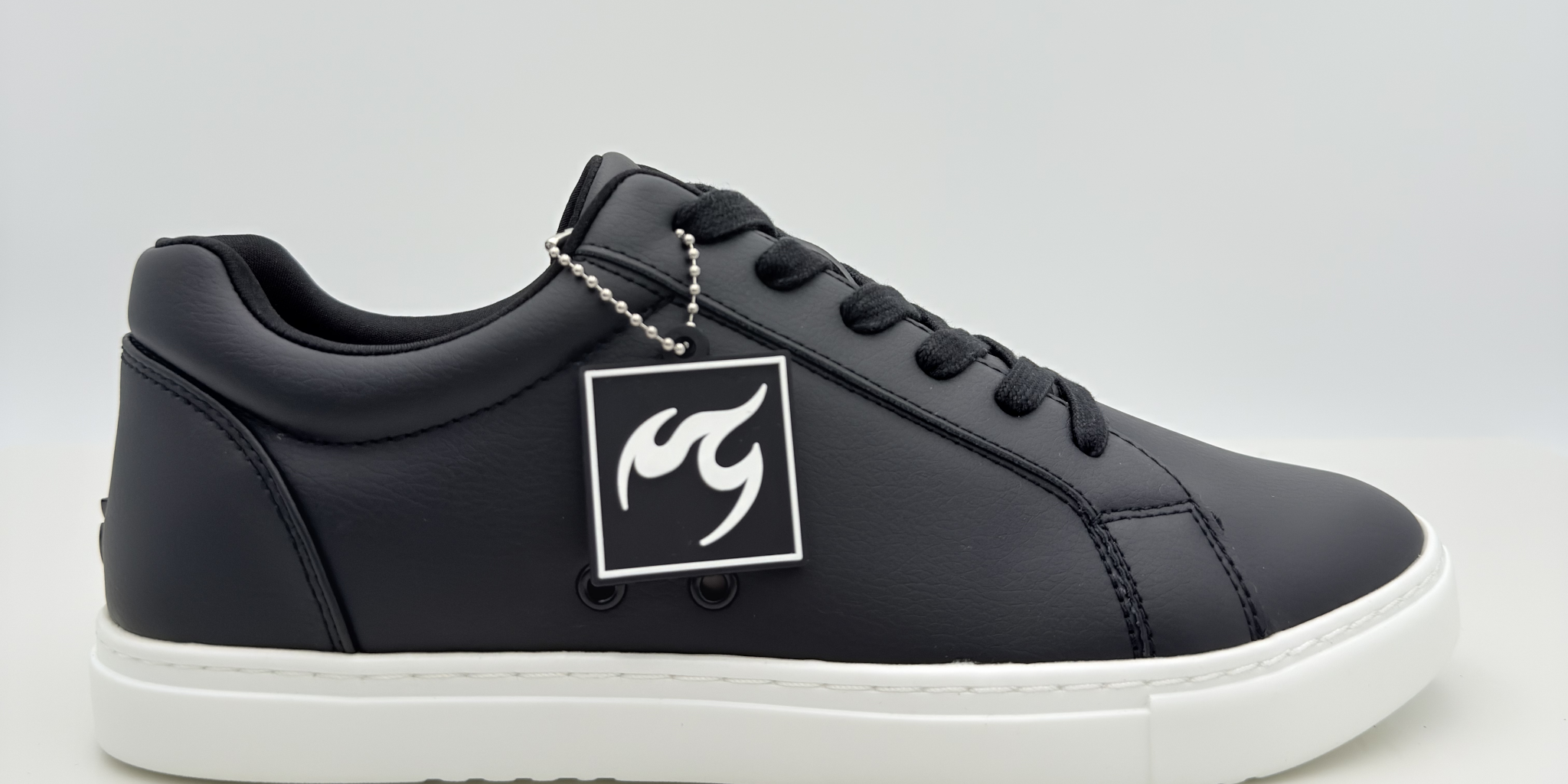 Fuego Low Top Nera Nicole Rimini — dance sneaker unisex uomo donna materiale vegano nero, allaccio lacci cotone Mod. 2CAL, punta chiusa scrollo quadrato F5P2, suola gomma FlowTec, ideale per salsa bachata kizomba swing e danze caraibiche
