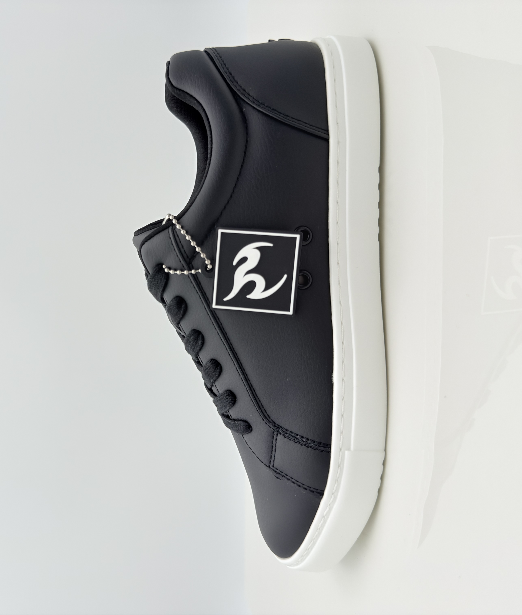 Fuego Low Top Nera — dance sneaker unisex uomo donna materiale vegano nero, allaccio lacci cotone Mod. 2CAL, punta chiusa scrollo quadrato F5P2, suola gomma FlowTec, ideale per salsa bachata kizomba swing e danze caraibiche. Tradizione calzaturiera e maestria artigianale di Nicole nel laboratorio di Bellaria Igea Marina.
