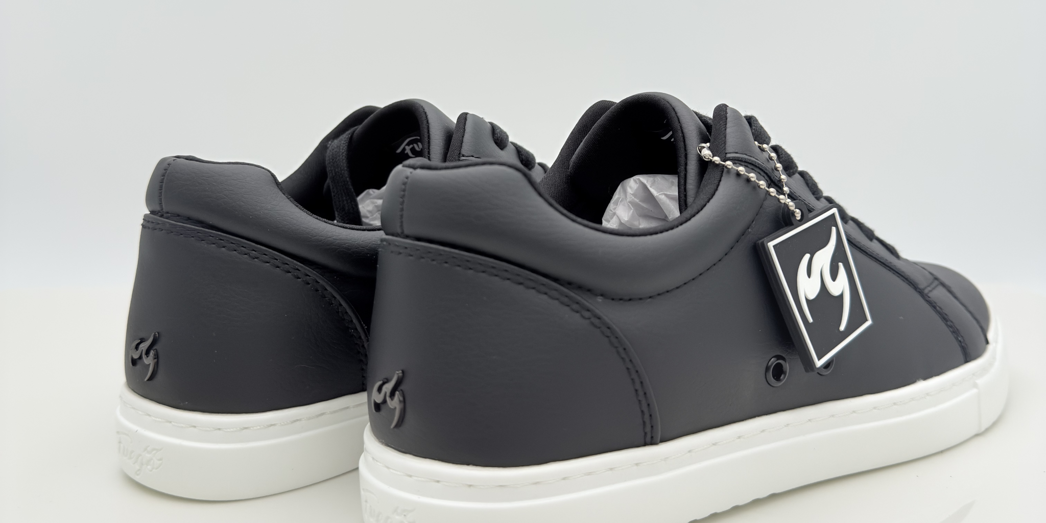 Vista laterale Fuego Low Top Nera Nicole Rimini — sneaker da ballo unisex materiale vegano nero resistente all'acqua, fiamma canna di fucile, design minimalista low top, suola gomma FlowTec brevettata doppi pivot point, scarpe caraibici uomo donna

