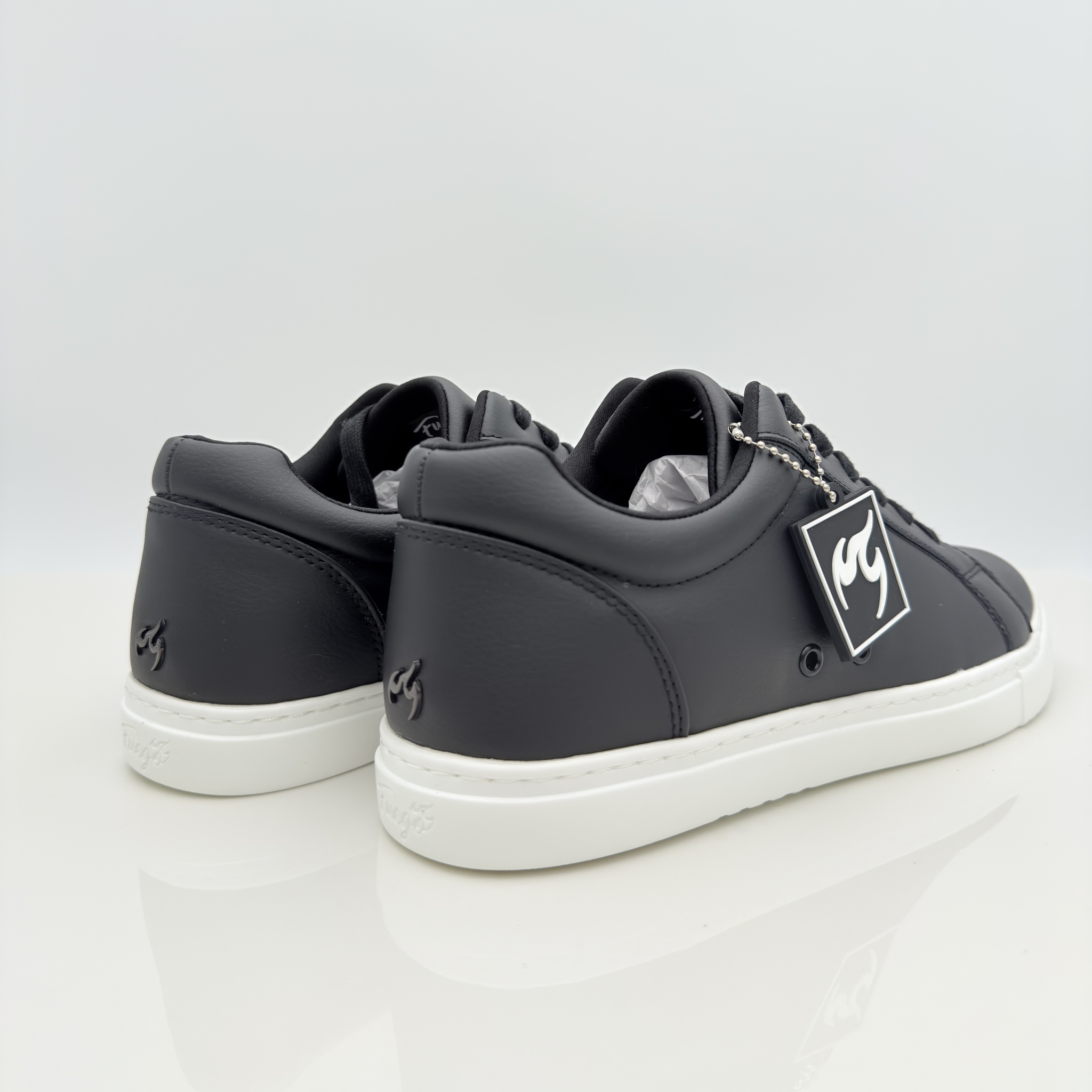 Vista laterale Fuego Low Top Nera Nicole Rimini — sneaker da ballo unisex materiale vegano nero resistente all'acqua, fiamma canna di fucile, design minimalista low top, suola gomma FlowTec brevettata doppi pivot point, scarpe caraibici uomo donna
